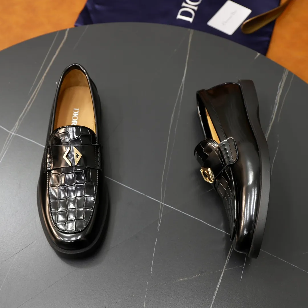 Ex-factory price: 540🙅‍♂️🙅‍♂️🙅‍♂️ Brand: Dior DIOR Standard code: Men's code 38/44 (45 can be customized) Grade: Same as the official website Material: Original cowhide stitching, cowhide lining, original TPU wear-resistant soft outsole Style categories: Leisure and sports version, footwear for driving, young fashion, European and American trends, British style Color: actual picture color